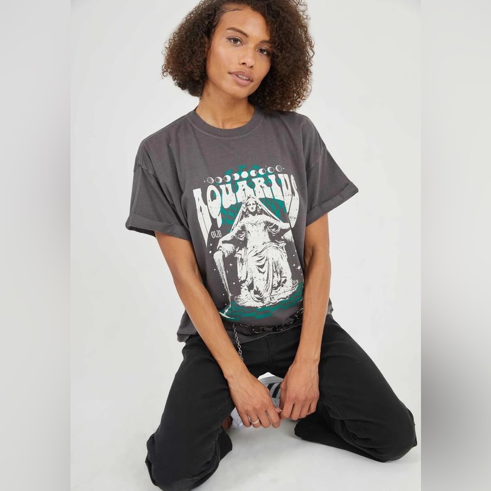 ANTHROPOLOGIE GIRL DANGEROUS Aquarius Zodiac Horoscope Graphic Tee T-Shirt